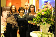 Ewa Pawłowska otrzymuje jubileuszowy kosz kwiatów od przedstawicieli IMR advertising by PR