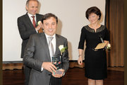 Mehmet Erkul, właściciel marki Golden Rose, otrzymał pamiątkową statuetkę z rąk Zeynela Bayraktara i Ewy Pawłowskiej