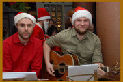 Marcin Januszkiewicz i Igor Ćwiek tym razem intonują „Jingle Bells”, „Let it snow” i „Z kopyta kulig rwie”