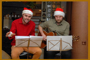 Marcin Januszkiewicz i Igor Ćwiek grają i śpiewają „I`m dreaming of a white Christmas” oraz „All I want for Christmas is you”